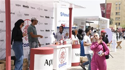 إقبال طلابي كبير على معرض صنع في مصر بجامعة عين شمس