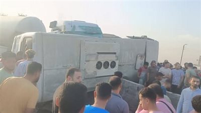 إصابة 21 شخصًا في تصادم تريلا وأتوبيس أعلى الطريق الإقليمي بالشرقية