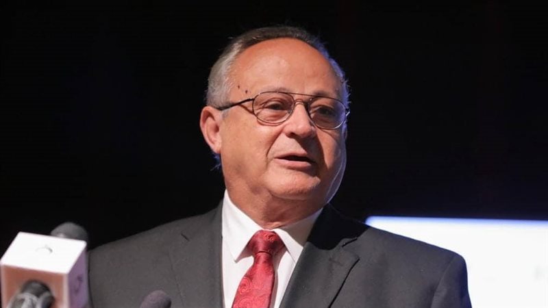  الدكتور أحمد زايد؛