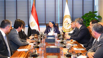 وزيرة البيئة تلتقي أعضاء الجمعية المصرية لشباب الأعمال لبحث فرص الاستثمار 