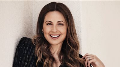 ريا أبي راشد تحتفل بعيد ميلادها في مهرجان كان (فيديو)