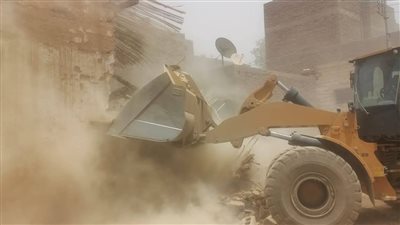 إزالة منزل آيل للسقوط في قنا 