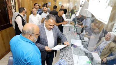 محافظ الشرقية يُتابع سير العمل بالمركز التكنولوجي