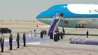 بسجادة إرجوانية وانتظاره على سلم الطائرة، كيف استقبل ولي العهد السعودي ترامب؟ (فيديو)