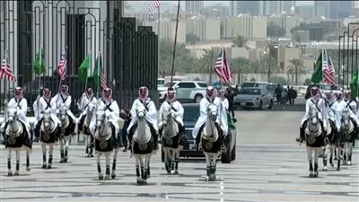 ماذا تعني مرافقة الخيول العربية موكب ترامب في قصر اليمامة؟ (فيديو)