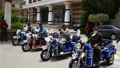 محافظ الفيوم يسلم 18 موتوسيكل مجهزا طبيا لذوي الهمم (صور)