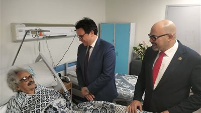 وزير الثقافة يزور الكاتب الكبير صنع الله إبراهيم بعد خضوعه لجراحة أمس 