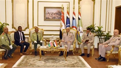 الفريق أول عبد المجيد صقر يلتقي وزير الدفاع بدولة مدغشقر