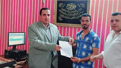 مدير عمل بني سويف يسلم عقود توظيف لشباب في مجال الزراعة بالأردن