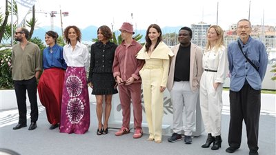 جلسة تصوير تجمع لجنة تحكيم الدورة 78 من مهرجان كان قبل انطلاقه رسميا