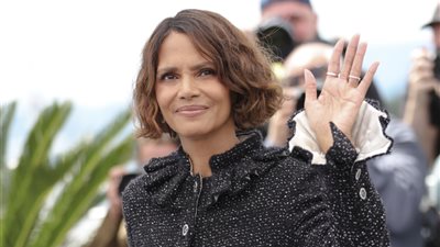 مهرجان كان يجبر هالي بيري علي تغيير فستانها قبل انطلاق حفل الافتتاح