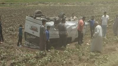 إصابة 7 أشخاص إثر حادث انقلاب سيارة ميكروباص بطريق الفيوم - ببني سويف