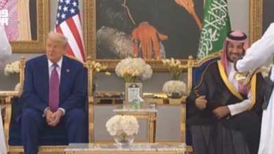 بالقهوة السعودي، بن سلمان يصطحب ترامب إلى استراحة قصيرة بصالة التشريفات (فيديو)