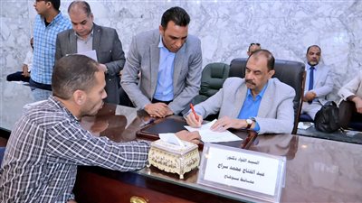 محافظ سوهاج يعقد اللقاء الجماهيري الأسبوعي للاستماع إلى شكاوى وطلبات المواطنين 