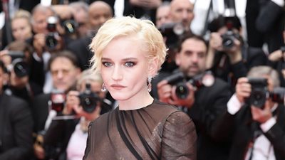 جوليا جارنر أول الحضور علي السجادة الحمراء بحفل افتتاح مهرجان كان الـ 78 