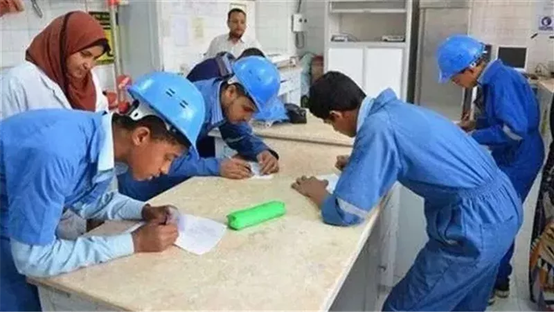 طلاب مدارس البترول،