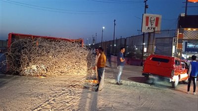 انقلاب سيارة نقل محملة بالحديد بالطريق الزراعي في القليوبية 