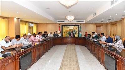 محافظ الفيوم يتابع خطة إنزال زريعة أسماك في مياه بحيرة قارون 