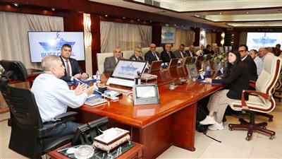 ربيع لوفد “إيه بي موللر ميرسك”: 15% حوافز مؤقتة لتشجيع عودة الخطوط الملاحية للقناة (صور) 