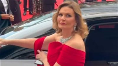 بالأحمر يسرا تتألق في حفل افتتاح كان السينمائي