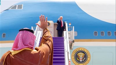 بطريقته الخاصة على سلم الطائرة، كيف ودع ترامب الأمير محمد بن سلمان؟ (فيديو وصور)