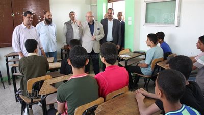 محافظ بني سويف يحيل إدارة وإشراف مدرستين للتحقيق بسبب فوضى الفصول 