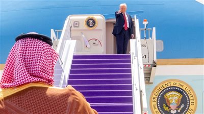 من داخل الطائرة المتجهة إلى قطر، ترامب يوجه رسالة غير متوقعة لإسرائيل ويصف الشرع بالرائع