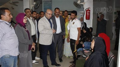 محافظ بني سويف يستمع لشكاوى الأهالي خلال تفقده الوحدة الصحية بقرية دشطوط 