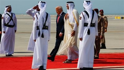 بالتصفيق مرتين، ترامب يثير الجدل فور وصول طائرته إلى الدوحة (فيديو)