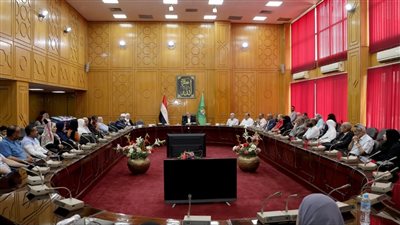 محافظ الإسماعيلية يسلم التأشيرات والتذاكر لحجاج الجمعيات 2025 (صور)