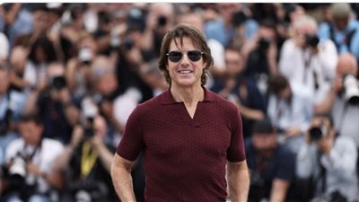 توم كروز يلتقط الصور التذكارية مع الجمهور في العرض العالمي لفيلمه بمهرجان كان (فيديو)