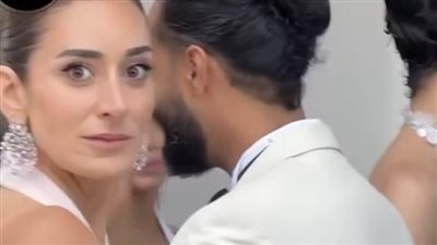 رغم نفي العلاقة، أمينة خليل تثير الجدل في مهرجان كان برفقة المصور أحمد زعتر