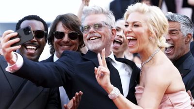 نجوم فيلم Mission Impossible 8 يلتقطون صورة سيلفي علي السجادة الحمراء لمهرجان كان