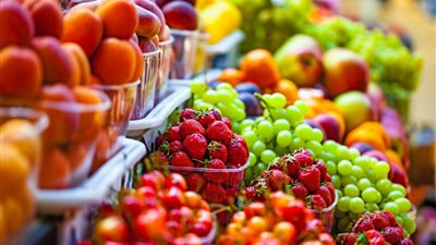 أسعار الفاكهة اليوم الخميس، ارتفاع الفراولة والخوخ والعنب وانخفاض كبير في البرقوق