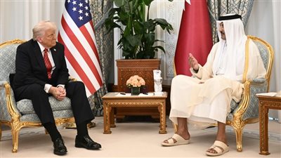 ترامب يلتقي أمير قطر أثناء تزويد طائرته الرئاسية بالوقود في مطار الدوحة