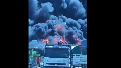 انفجار ضخم بمستودع كيميائي في إسبانيا و80 ألف شخص مهددون بالأدخنة السامة (فيديو)