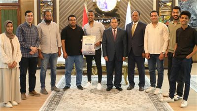 رئيس جامعة جنوب الوادي يكرم الفائزين بالمركز الثاني في مسابقة أوائل الطلاب بقصر العيني 