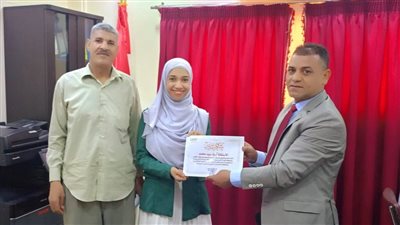 رئيس مركز البياضية بالأقصر يكرم الموظف المثالي لشهر أبريل