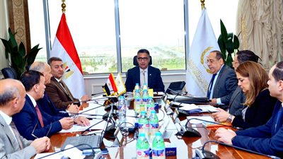 وزير التموين يستعرض موقف السلع الاستراتيجية داخل المجمعات الاستهلاكية قبل العيد