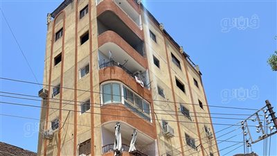 سلطات الأقصر تبدأ إخلاء السكان من عقار حوض 18 الآيل للسقوط (صور)