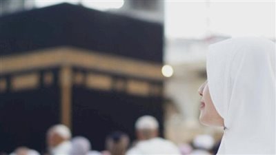 ما محظورات الإحرام وما حكم رفع صوت المرأة في التلبية والدعاء؟ 