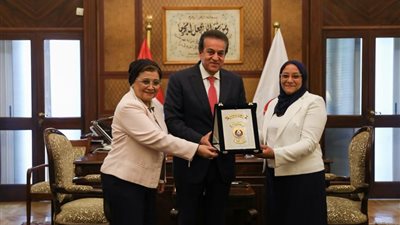 تكريم بطعم الإنسانية، الصحة تحتفي بطبيبة أنقذت فتاة حاملا في عمر الـ16