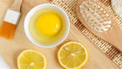 طرق استخدام البيض على الشعر لإعادة ترميمه 