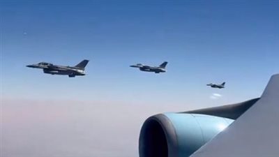 مقاتلات إماراتية ترافق طائرة ترامب الرئاسية فور دخولها أجواء البلاد (فيديو)