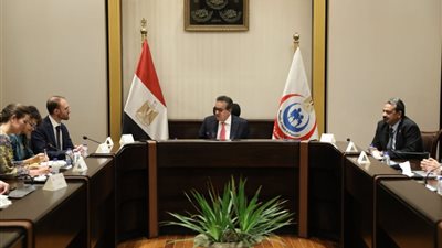 وزير الصحة يناقش مع 