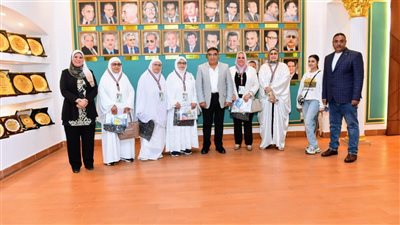 محافظ الدقهلية يسلم التأشيرات والتذاكر لـ558 شخصا من حجاج الجمعيات الأهلية (صور)