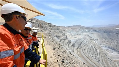 مدبولي يتفقد أعمال منجم السكري من أعلى قمة الجبل (صور) 