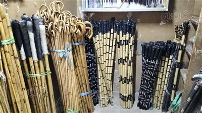 «صناعة العكاز والنبوت.. مهنة مصرية لا تشيخ».. عرفات يكشف أسرار الحرفة: ننتج آلاف القطع ونصدرها للخارج.. والأسعار تبدأ من 50 جنيهًا وتصل إلى 50 ألفًا