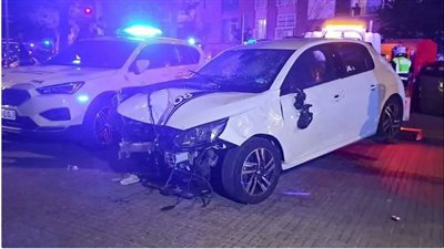 سيارة تدهس مشجعين خارج ملعب مباراة إسبانيول وبرشلونة (فيديو)