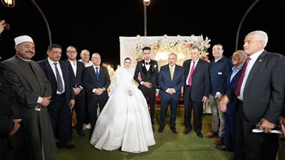 محافظ أسيوط يشارك فتاة يتيمة زفافها ويوفر كافة مستلزمات الزواج (صور) 